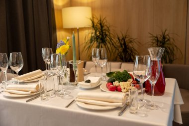 Bir restoranda yemek masası servis ettim. Restoran modern iç mekan.