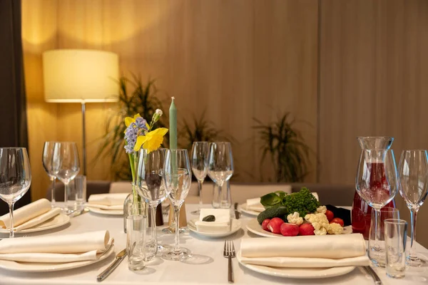 Düğün Için Dekoratif Zarif Süslenmiş Beyaz Renkli Bir Masa Restoran — Stok fotoğraf
