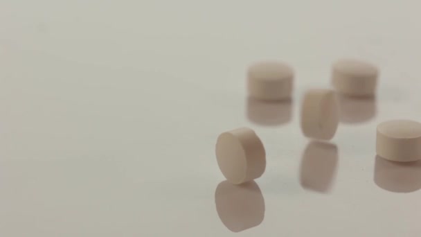 Weiße Pharmazeutische Produkte Tabletten Tabletten Die Vor Weißem Hintergrund Herunterfallen — Stockvideo