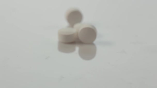 Белые Фармацевтические Продукты Таблетки Таблетки Падают Белый Фон Концепция Здравоохранения — стоковое видео