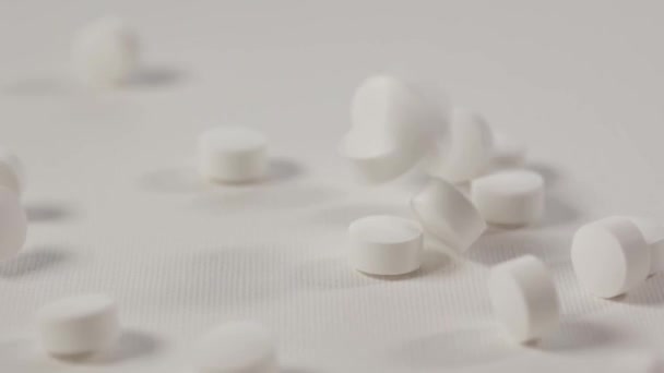 Białe Produkty Farmaceutyczne Tabletki Tabletki Spadające Białe Tło Koncepcja Opieki — Wideo stockowe