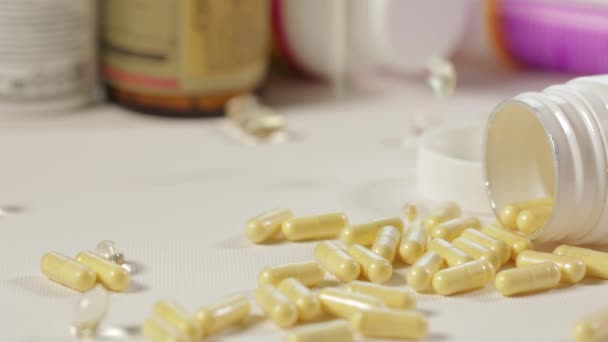 Les Pilules Jaunes Répandent Hors Pot Emballage Avec Médicaments Close — Video