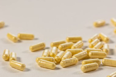 Masaya yayılmış bir sürü tablet, tabletler, sağlık ve ilaç kavramı. B vitamini kompleksi