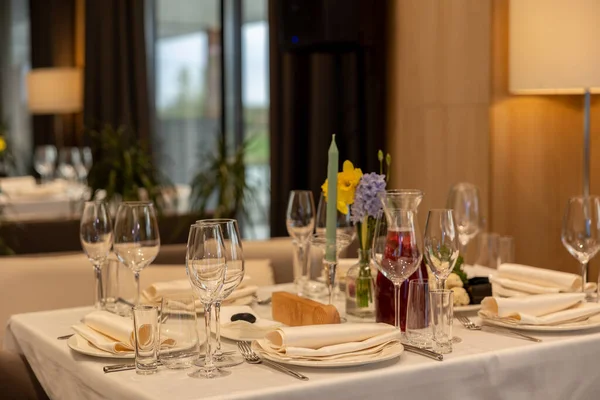 Fransız Restoranında Boş Şarap Kadehleriyle Servis Masası Sıcak Atmosfer — Stok fotoğraf