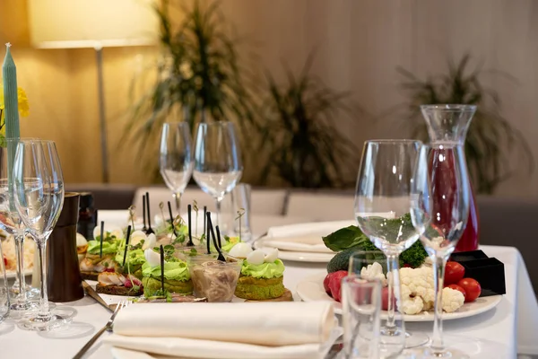 Mesa Servida Con Copas Vino Vacías Restaurante Francés Ambiente Acogedor —  Fotos de Stock