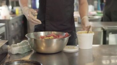 Adım adım barbekü salamurası pişiriyorum. Aşçı ete hardal koyar. Aşçı içinde çiğ et, tuz, su, sirke, soğan ve kırmızı biber olan bir kasede uyuyakalır. Bir restoranda profesyonel mutfak.