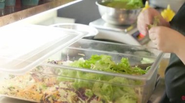 Büyük bir kutu salata. Lokantada hazırlık yapın. Bir restoranda profesyonel mutfak.