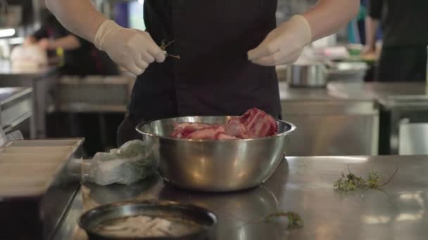 Chef Aggiunge Spezie Una Ciotola Vetro Trasparente Con Carne Cuoco — Video Stock