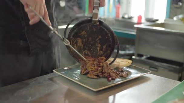 Μάγειρας Βάζει Κρέας Φασόλια Στο Πιάτο Επαγγελματική Κουζίνα Εστιατόριο — Αρχείο Βίντεο