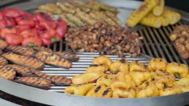 Kömürün üstünde sebzeli ızgara et ve barbekü. Sokak yemeği.