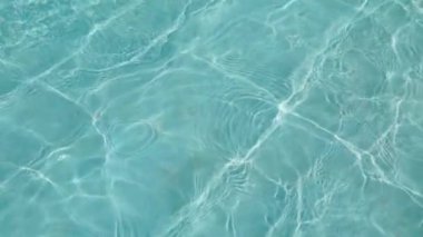 Yüzme havuzunda su damlası. Mavi renk. Okyanus tecrit yüzeyi. Hareket videosunu durdur. H2O Oteli rahatla. Deniz dalgası yaz dokusu. Kristal ıslak dalgalar. Sakin bir şekilde süzül. Sıvı arka plan