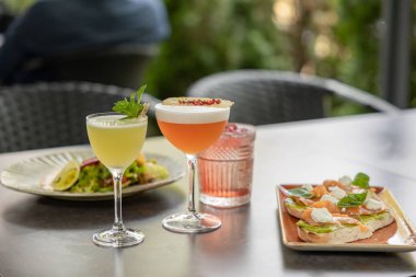 Sandviç, Salata ve Kokteyl. Çeşitli aperatifler. Restoranda Yaz Yemeği