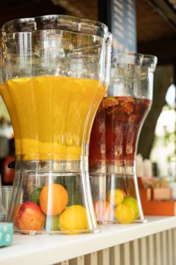 Lokantada parti için farklı soğutucu içecekler olan dağıtıcılar.