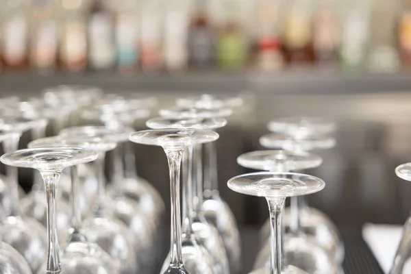 Muitos Copos Cristal Cabeça Para Baixo Uma Mesa Restaurante — Fotografia de Stock