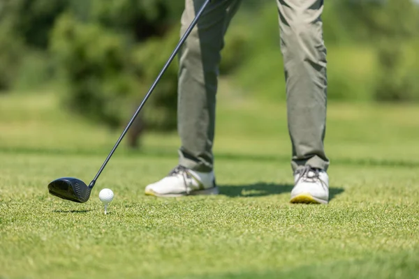 Golfbana Grön Golfare Träffar Bollen Med Klubb Golfbanan — Stockfoto