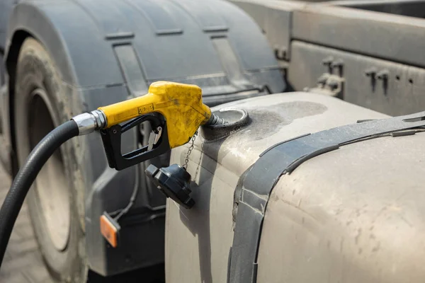 Semirremolque Sucio Gasolinera Carga Camiones Manguera Insertada Tanque —  Fotos de Stock