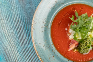 Kırmızı çorba roka, krem peynir ve pesto. Üst görünüm.