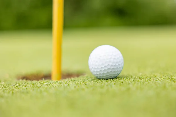 高尔夫球靠近球洞的地方 球旗仍然保持紧密的对焦 夏季体育 — 图库照片