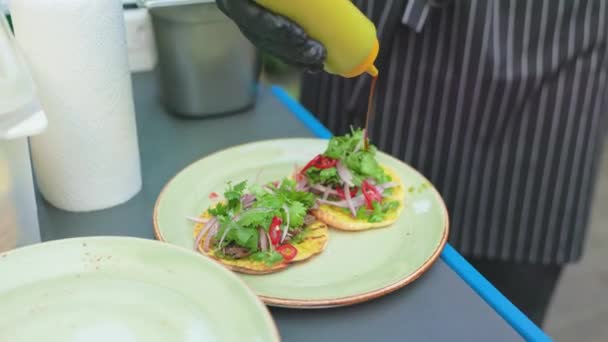 Açık Hava Fast Food Restoranında Bir Şef Tarafından Pişirilirken Donör — Stok video