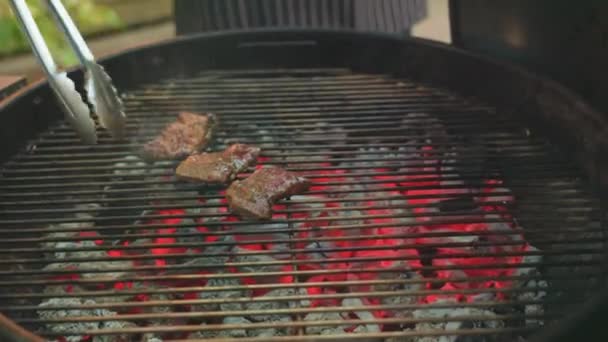 Grill Grill Zewnątrz Pieczenie Mięsa Wołowego Hot Iron Grill Szef — Wideo stockowe