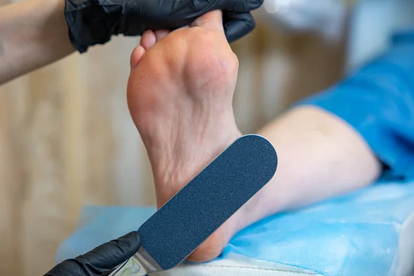 Pedikür Uzmanı Bacaklar Için Prosedür Uygular Usta Bir Fırçayla Topuğu — Stok fotoğraf