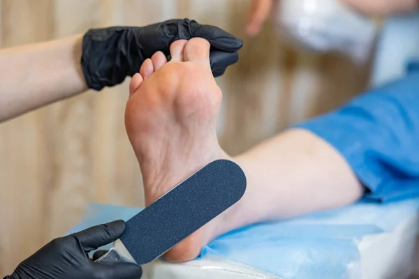 Pedikür Uzmanı Bacaklar Için Prosedür Uygular Usta Bir Fırçayla Topuğu — Stok fotoğraf