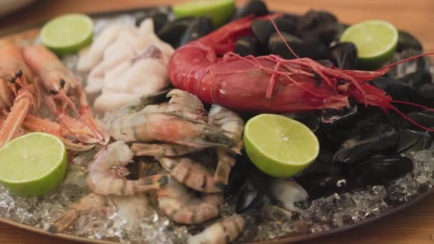 用冰块 贝壳对盘子里的各种新鲜海鲜进行了近距离拍摄 在餐馆服务 — 图库视频影像
