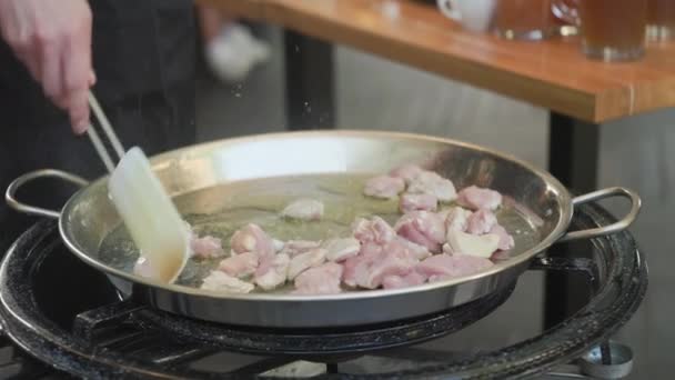Hühnerfilet Wird Einer Pfanne Gebraten Das Gebratene Fleisch Mit Dem — Stockvideo