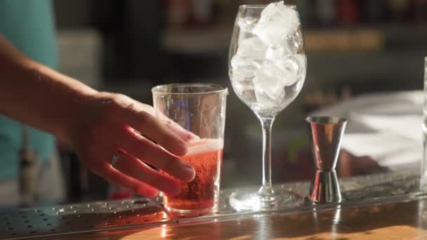 一名调酒师的特写镜头 他正在做两杯Aperol Spritz鸡尾酒 — 图库视频影像