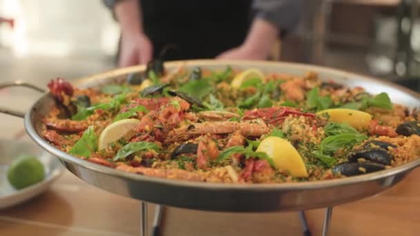 Chef Pone Paella Los Platos Cocina Española Mariscos Gastronomía Concepto — Vídeos de Stock