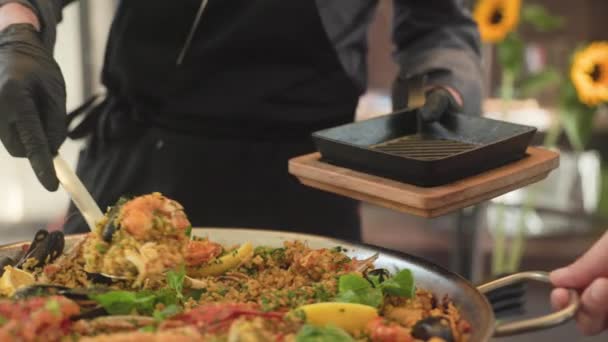 Chef Legt Paella Borden Spaanse Keuken Zeevruchten Gastronomie Straatvoedsel Concept — Stockvideo