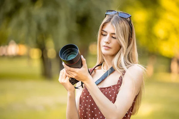 Mulher Fotógrafo Profissional Com Câmera Dslr Livre Luz Solar Retrato — Fotografia de Stock