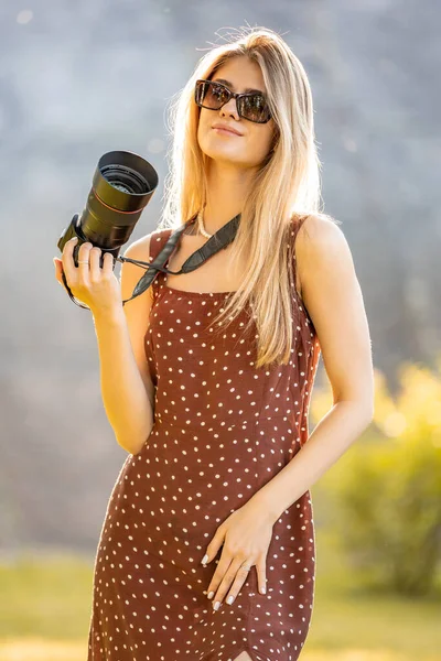 Donna Una Fotografa Professionista Con Fotocamera Dslr Luce Esterna Solare — Foto Stock