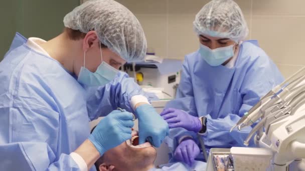 Dentista Assistente Sutura Gomme Pazienti Chirurgia Dentale Orale — Video Stock