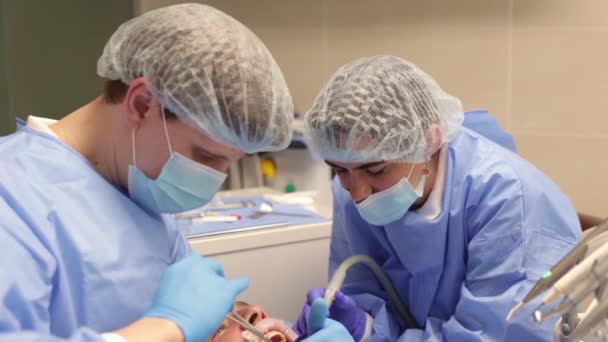Dentista Asistente Sutura Pacientes Encía Cirugía Dental Oral — Vídeo de stock