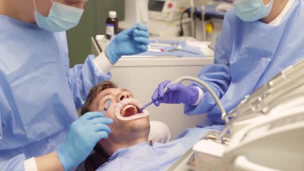 Tandläkaren Ger Anestesiinjektion Till Manlig Patient Innan Tandvård Ges Kliniken — Stockvideo