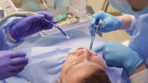 Dentista Assistente Sutura Pacientes Gengiva Cirurgia Dentária Oral — Vídeo de Stock