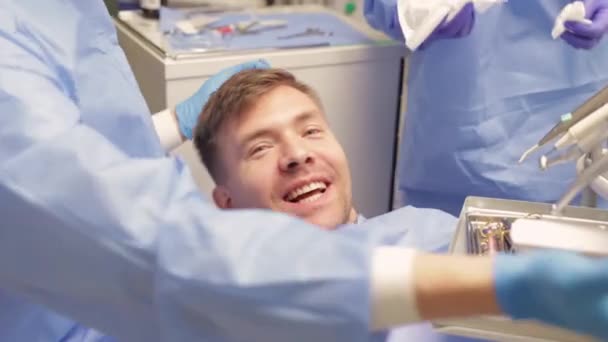 Ικανοποιημένος Ασθενής Μετά Την Επέμβαση Στον Οδοντίατρο Χαμογελά Και Δείχνει — Αρχείο Βίντεο
