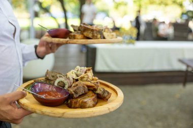Bir garson için panodaki eti bir elde karıştır. Restoran servisi
