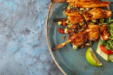 Kinoalı şiş soslu yılan balığı. Üst Manzara. kopyalama alanı. Restoran mavi gri arka planda servis yapıyor.