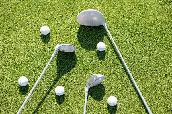 ゴルフクラブとボールは緑の草の上にあります トップビュー — ストック写真
