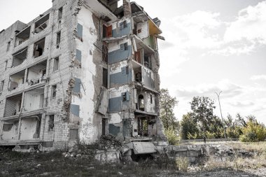 Ukrayna - 2023 sonbaharında. İşgalden sonra Ukrayna şehirlerindeki çok katlı bir binada yıkılmış ve yakılmış. Konut alanı. Ukrayna 'da Rusya' ya karşı savaş