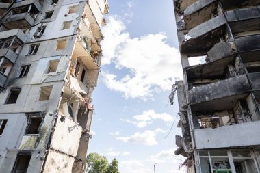 Ukrayna - 2023 sonbaharında. İşgalden sonra Ukrayna şehirlerindeki çok katlı bir binada yıkılmış ve yakılmış. Konut alanı. Ukrayna 'da Rusya' ya karşı savaş