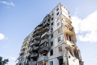 Ukrayna - 2023 sonbaharında. İşgalden sonra Ukrayna şehirlerindeki çok katlı bir binada yıkılmış ve yakılmış. Konut alanı. Ukrayna 'da Rusya' ya karşı savaş