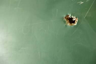 Okul tahtasındaki kurşun deliği. Rus istilasından sonra Ukrayna 'da okul. Ukrayna Savaşı 2022-2023