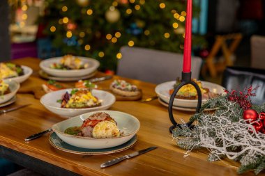 Noel masasında farklı yemekler servis ediliyor.
