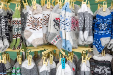 Çamaşır ipinde satılık Ukrayna aksesuarlarıyla el örgüsü çoraplar.,