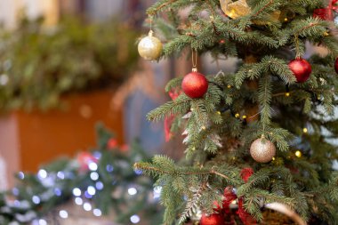 Altın ve kırmızı toplarla süslenmiş güzel bir Noel ağacı. Kapat.