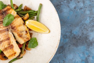 Kuşkonmaz, bezelye, sarı biber, havuç ve taze soğanlı ızgara somon. Üst görünüm, alanı kopyala