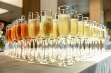 Bir sürü şarap kadehi, güzel bir şampanya ya da barda beyaz şarap. Alkol geçmişi. yemek servisi.